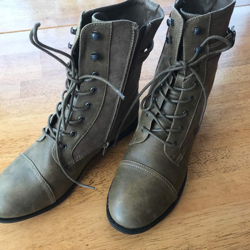 Brand new! lace up booties